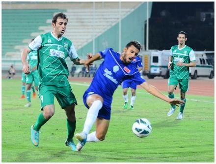 صراع على الكرة بين احمد هايل ومدافع الرجاء