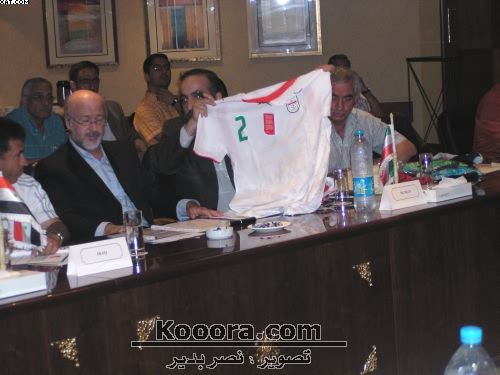 اداري المنتخب الايراني يعرض زي الفريق بالبطولة وبعدســة كوورة