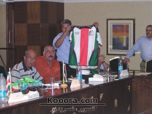 اداري المنتخب الفلسطيني يعرض زي الفريق بالبطولة وبعدســة كوورة