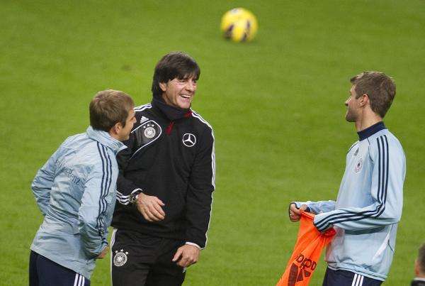 2012-11-13t180233z_1091450850_gm1e8be05m501_rtrmadp_3_soccer-friendly_reuters