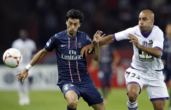 أيمن عبد النور إلى اليمين بقميص تولوز