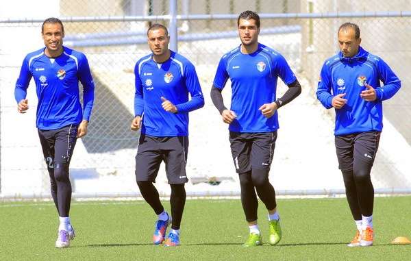 من تدريبات حراس المرمى ويظهر شفيع الثاني من "اليسار"