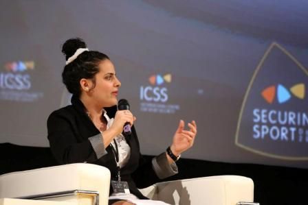 ثلجية خلال حديثها في مؤتمر الامن الرياضي 2013 في الدوحة
