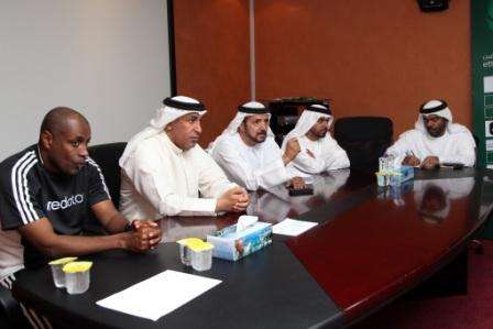 عبد الله حارب خلال إجتماعه مع الجهاز الفني والإداري