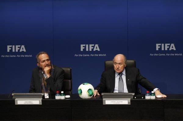 بلاتر وألدو ريبيلو وزير الرياضة البرازيلي في مؤتمر صحفي بزيوريخ