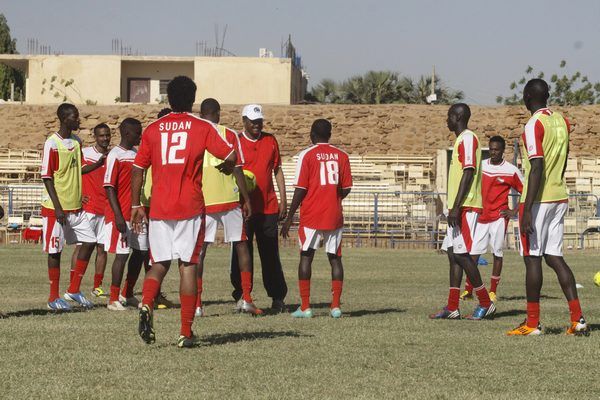 المدرب مازدا مع لاعبيه 