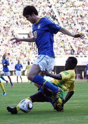 لقطة أرشيفية للزيمبابوي جيلبرت مابيمبا يحاول فيها إيقاف البرازيلي كاكا في ودية جمعت المنتخبين