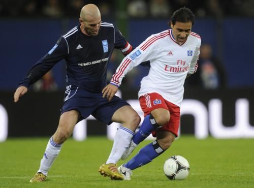 مهديفيكا خلال مشاركته في مباراة خيرية بين اصدقاء رونالدو و زيدان ضد هامبورج الألماني