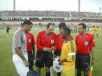 سمير عبود مع قائد المنتخب الأثيوبى وطاقم التحكيم 