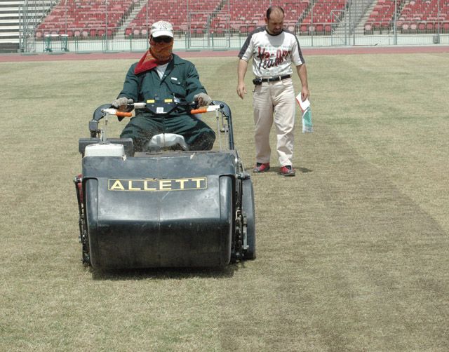 صيانة ارضية الأستاد الوطني