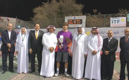 للاعب الأسباني سامبير مونتانا  في بطولة العام الماضي وبوستر البطولة 