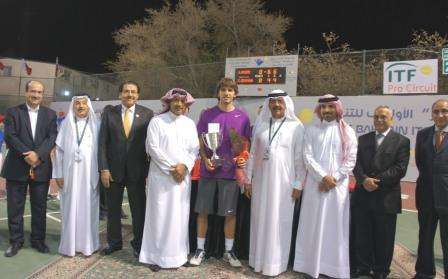 للاعب الأسباني سامبير مونتانا في بطولة العام الماضي وبوستر البطولة