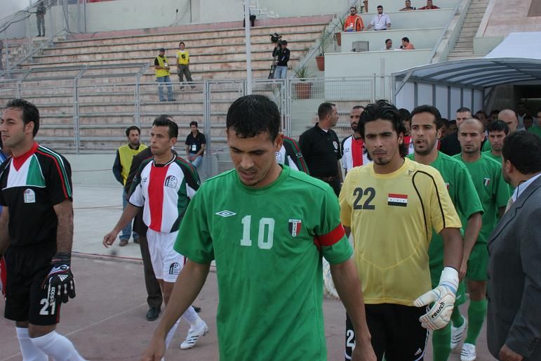 دخول نجوم الفريقين ارض الملعب وبعدســــة كوووورة