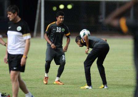 سلمان الفرج يستعرض مهاراته تحت أنظار سالم الدوسري