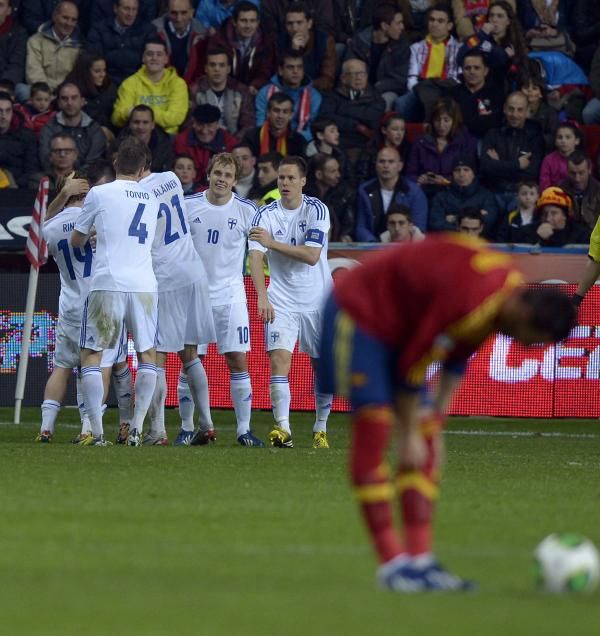 لاعبو فنلندا يحتفلون بالتعادل