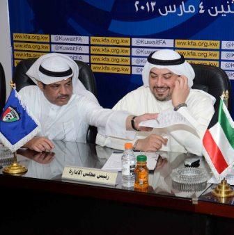 المطيري مع الشيخ طلال الفهد في اجتماع سابق 