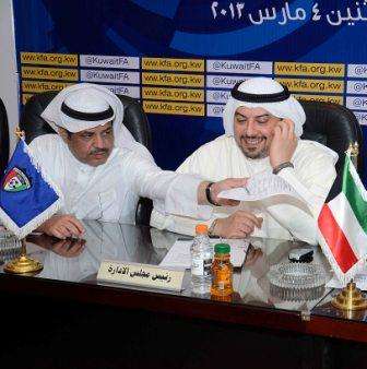 المطيري مع الشيخ طلال الفهد في اجتماع سابق 