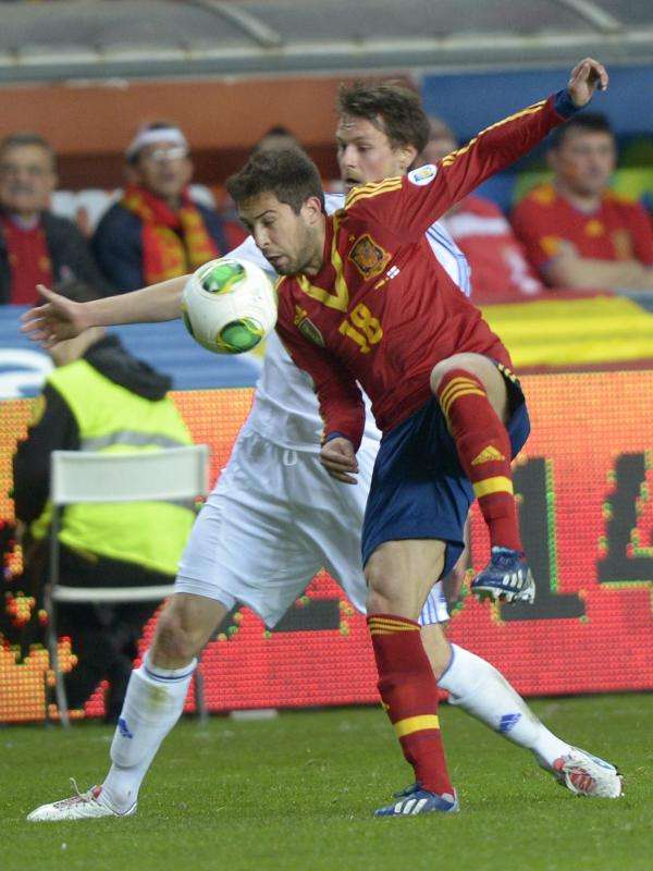 البا خلال مشاركته مع منتخب أسبانيا أمام فنلندا