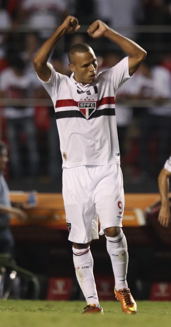 2013-03-01t023637z_1887639656_gm1e9310tdb01_rtrmadp_3_soccer-libertadores_reuters