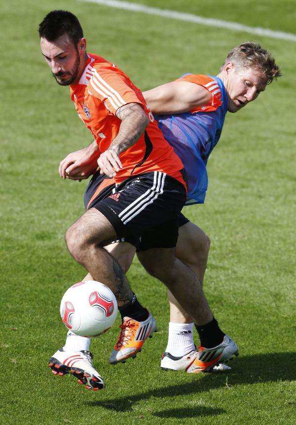 كونتينتو يمر بالكرة من شفاينشتايجر أثناء تدريبات بايرن ميونيخ