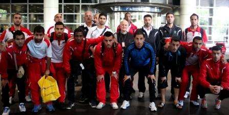 صورة جماعية مع السفير الفلسطيني في مطار كولالمبور