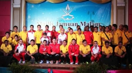 لاعبو المنتخبين في صورة جماعية