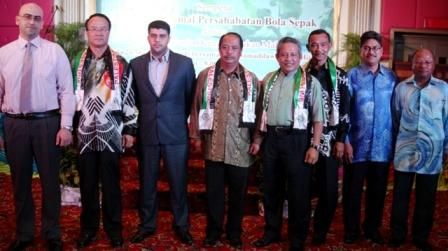 الفرا مع ممثلي الإتحاد الماليزي