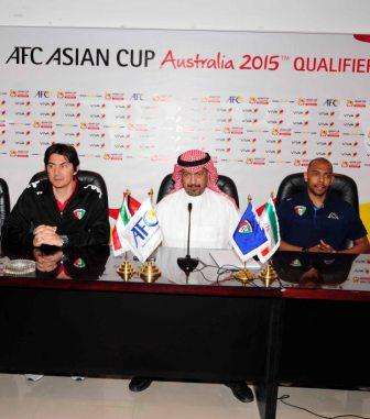 العتيقي وجوران يتوسطهما المنسق العلامي للاتحاد الكويتي خلال المؤتمر الأول