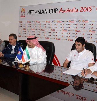 نيكونام وكيروش يتوسطهما المنسق الإعلامي للاتحاد الكويتي خلال المؤتمر الثاني 