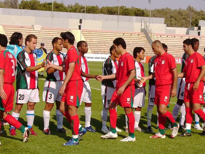 تصافح نجوم المنتخبين الايراني والفلسطيني وبعدســــة كوووورة