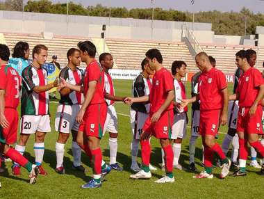 تصافح نجوم المنتخبين الايراني والفلسطيني وبعدســــة كوووورة