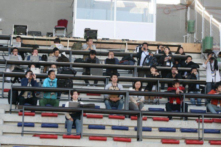 عدد من الصحفيين اليابانيين يتابعون تدريبات منتخب اليابان      تصوير : أحمد مهنا 