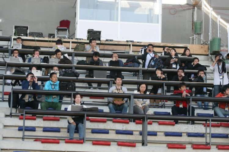 عدد من الصحفيين اليابانيين يتابعون تدريبات منتخب اليابان      تصوير : أحمد مهنا 