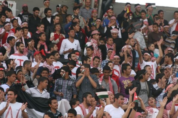 الجماهير اليابانية قامت بتعليق اليافطات الخاصة 