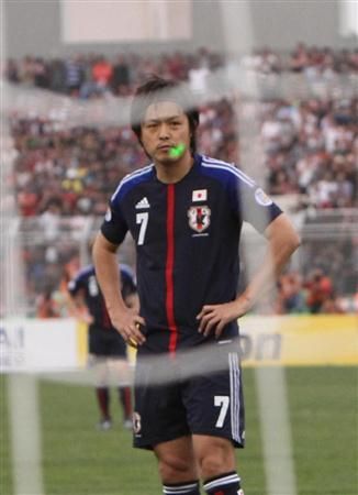 أحد المشجعين يصوب الليزر نحو ياسوهيتو إيندو الذي يستعد لتنفيذ ركلة الجزاء 