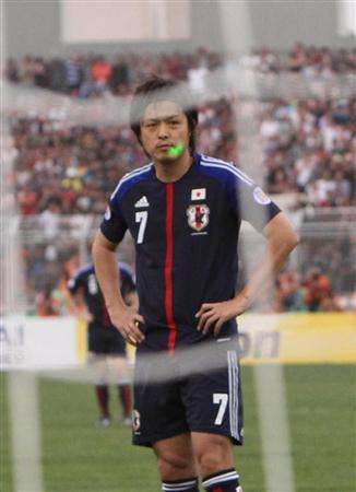 أحد المشجعين يصوب الليزر نحو ياسوهيتو إيندو الذي يستعد لتنفيذ ركلة الجزاء