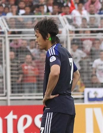 أحد المشجعين يصوب الليزر نحو ياسوهيتو إيندو الذي يستعد لتنفيذ ركلة الجزاء 