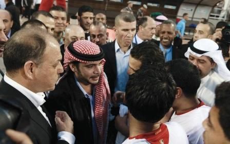 الأمير علي يهنىء حمد واللاعبين في أرض الملعب 