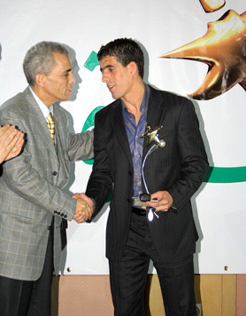 للاعب ياسف عند تسلمه جائزة نجم الموسم 2005/2006 المنظمة من طرف أسبوعية كومبيتسيون