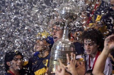 لاعبي نادي بوكا جونيورز الارجنتيني فرحين بالكاس