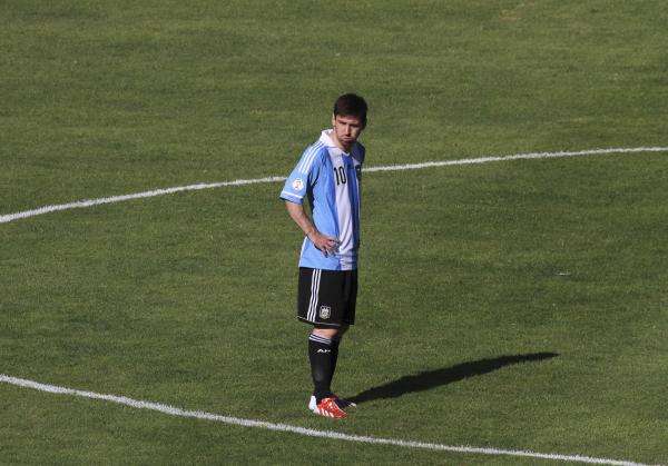 علامات الحزن على وجه ميسي