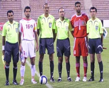 كابتن منتخب لبنان فيصل عنتر وكابتن منتخب الاردن فيصل ابراهيم وحكام اللقاء