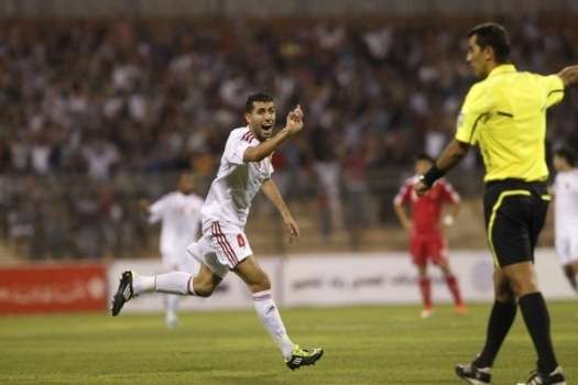 عبد الرحمن يركض فرحا بعد تسجيله هدفا صاروخيا بمرمى الصين 