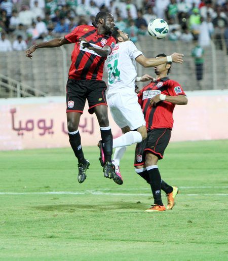 الجيزاوي يحاول السيطرة على الكرة رغم مصايقة مداف الرائد