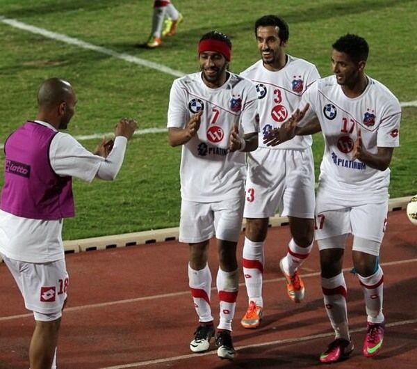 فهد العنزي وعصام جمعة وفهد عوض يحتفلون بالفوز باللقب