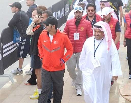 محمد جلال (يمين) بجوار الشيخ خالد بن حمد رئيس الاتحاد البحريني لألعاب القوى