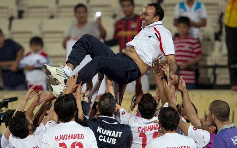 لاعبو الكويت يحملون عادل عقلة ابتهاجا بالفوز