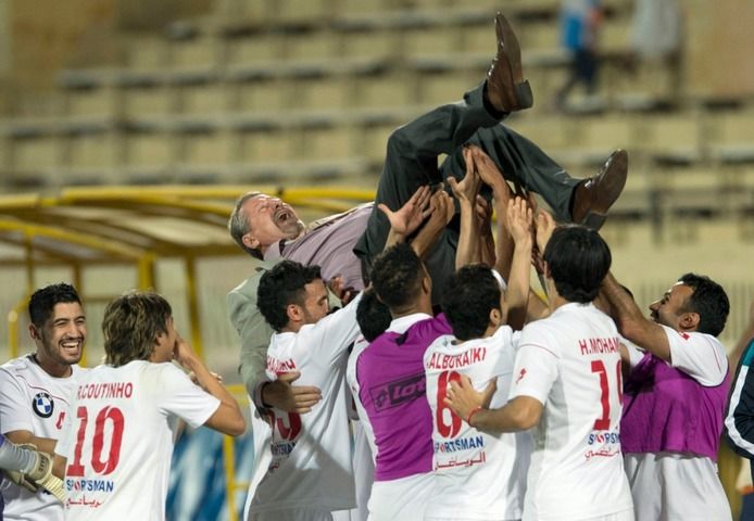 لاعبو الكويت يحملون مارين احتفالا بالفوز بالدوري