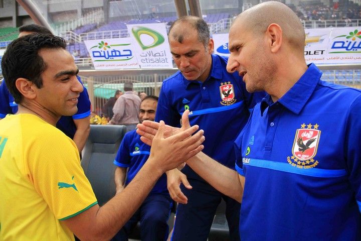 طارق سليمان يصافح أحمد عادل لاعب الجونة