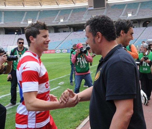 الكنزاري يحيي اللاعبين بعد الفوز